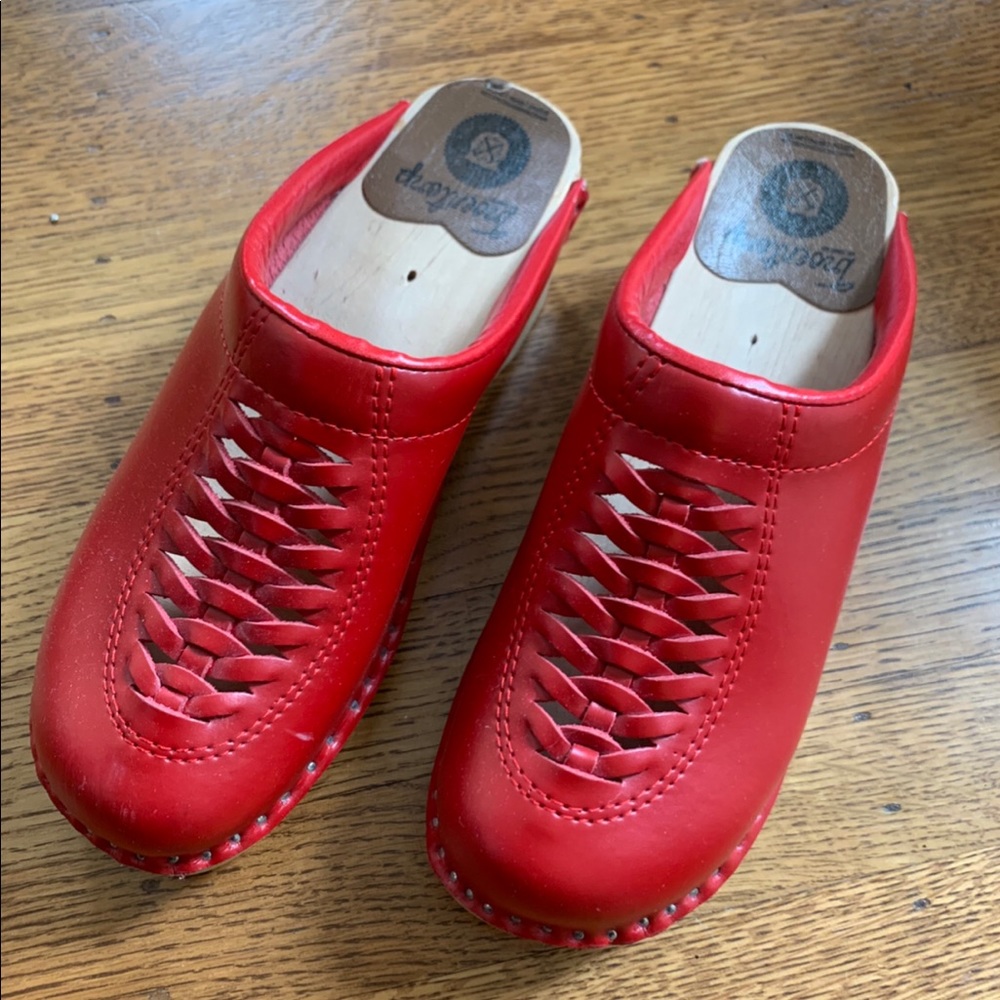 Troentorp Size 6 Red Clogs